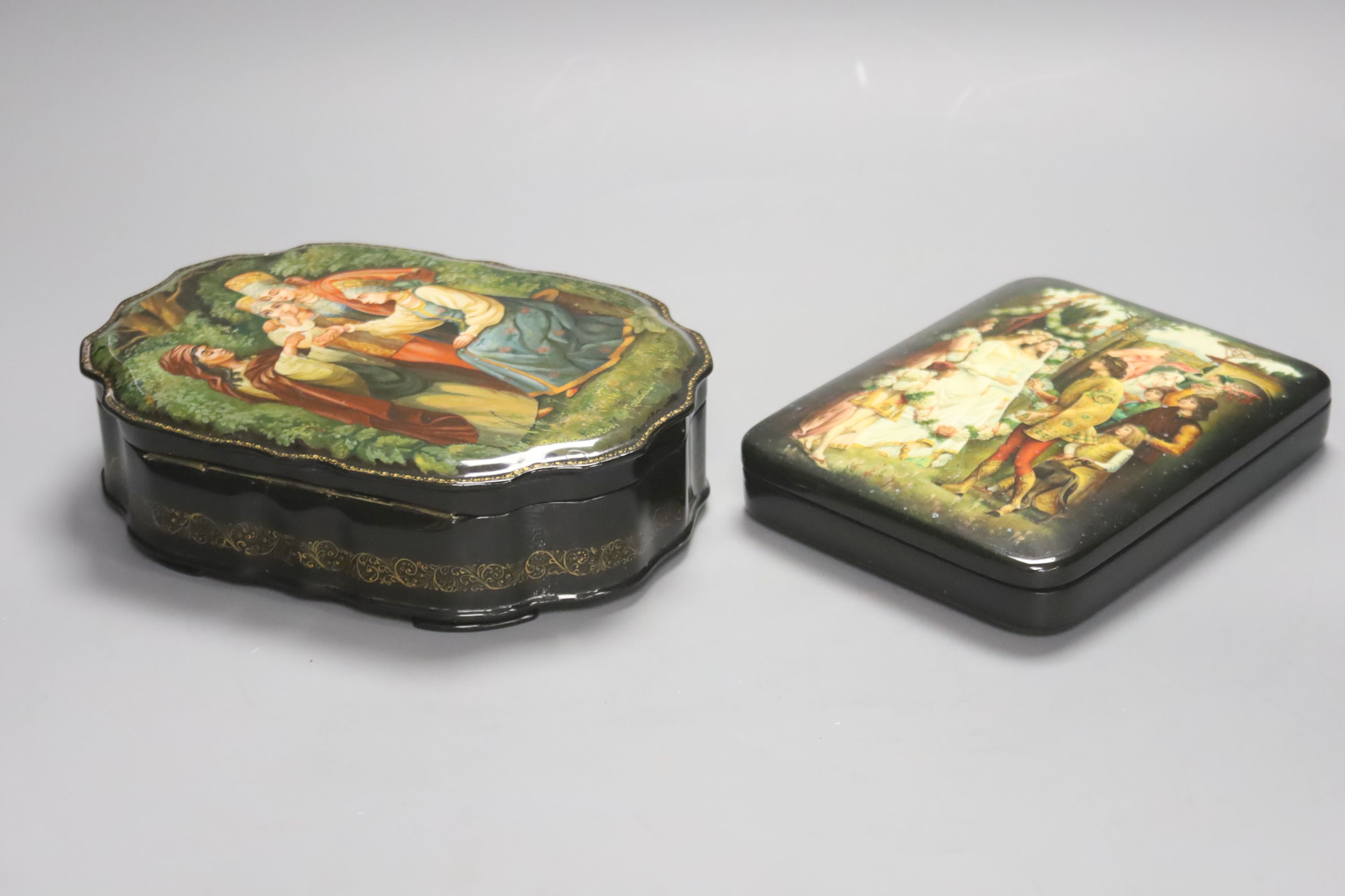 5 Russian Papier mache boxes, decorated with historical scenes, the largest 21 cm